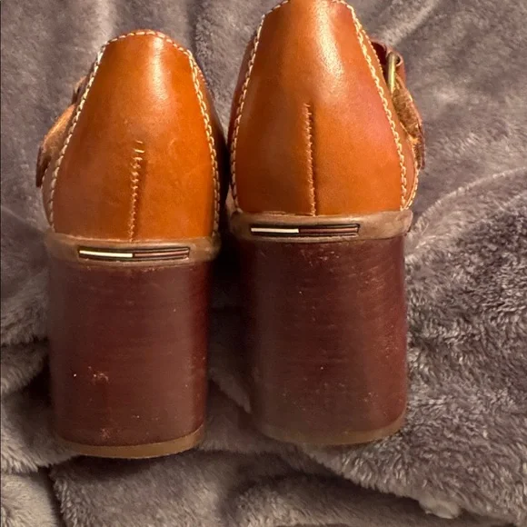 Tommy Hilfiger leather Mary Jane pumps. - Picture 6 of 7